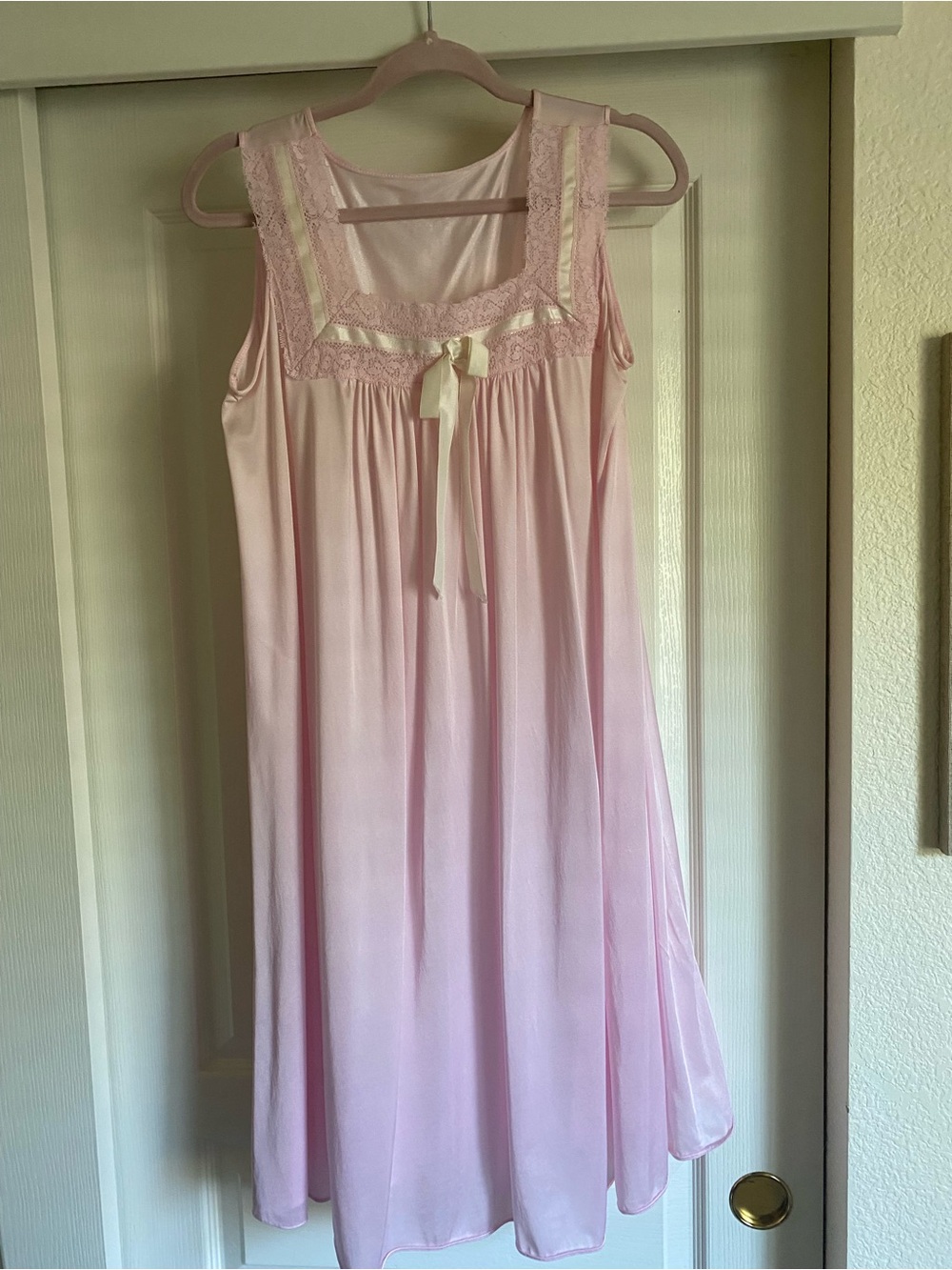 Vintage Gilead Women's Pink Lace-Trim Nightgown with white bow Size M